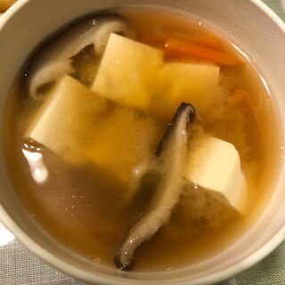 椎茸とにんじんと豆腐の味噌汁